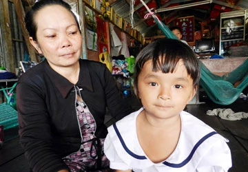 Cháu bé bị não úng thủy, không tiền chữa trị ảnh 1 Cháu bé bị não úng thủy, không tiền chữa trị ảnh 1