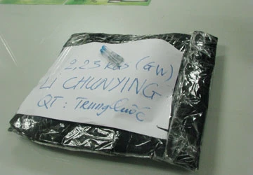 Chuyển 2,2 kg ma túy đá qua đường hàng không ảnh 1 Chuyển 2,2 kg ma túy đá qua đường hàng không ảnh 1