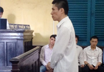 Tẩm xăng đốt vợ hờ: 13 năm tù ảnh 1 Tẩm xăng đốt vợ hờ: 13 năm tù ảnh 1