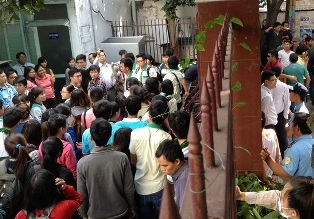 Dàn người "cố thủ" trước lực lượng của hiệu trưởng tạm quyền ảnh 1