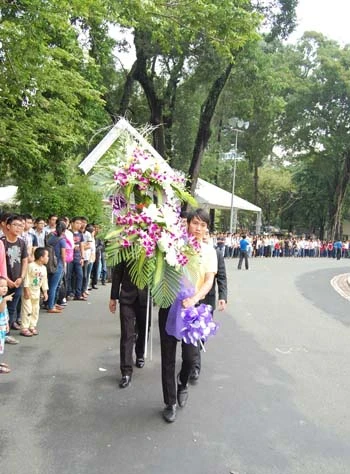 Dòng người đổ về Dinh Độc Lập tiễn đưa Đại tướng ảnh 6