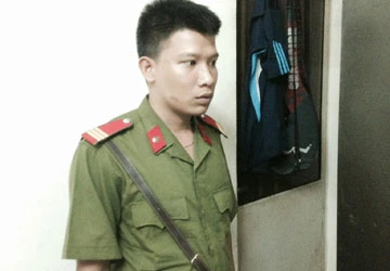 Giả công an đi "tuần tra" ảnh 1