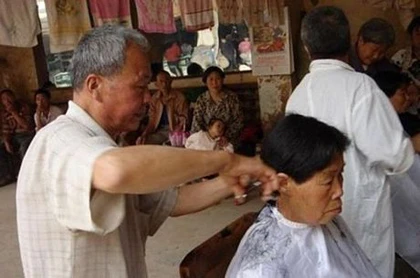 Kỳ quặc kiểu cắt tóc bằng kẹp nung nóng ảnh 6