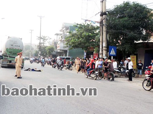 Lao vào xe đầu kéo, 1 nam thanh niên tử vong ảnh 1 Lao vào xe đầu kéo, 1 nam thanh niên tử vong ảnh 1