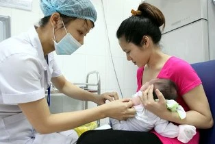 Lo ngay ngáy khi tiêm lại vắc xin Quinvaxem ảnh 1