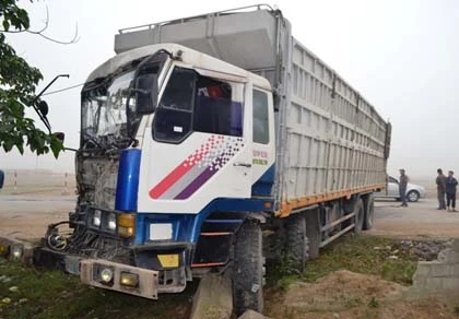 Xe tải đâm nhau, QL1A ách tắc hơn 5km ảnh 1
