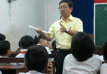 Khát khao con chữ giữa Sài thành - Bài 3: Lặng lẽ gieo chữ trong đêm ảnh 1