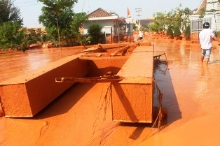 Bùn đỏ titan tràn lênh láng như lũ, trôi 3 xe máy ảnh 1