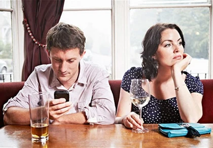 Người quá mê smartphone dễ bị cắm sừng ảnh 1 Người quá mê smartphone dễ bị cắm sừng ảnh 1