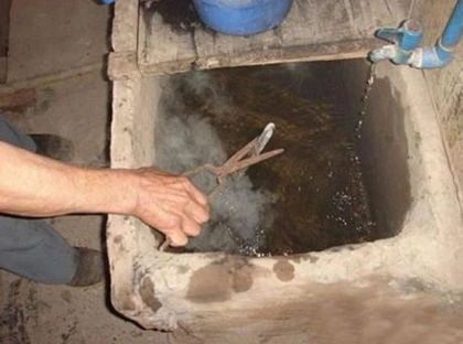 Kỳ quặc kiểu cắt tóc bằng kẹp nung nóng ảnh 5