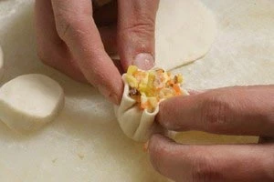 Bánh bao hoa mai đẹp mắt đón xuân về ảnh 8