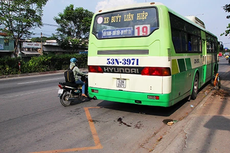 Một phụ nữ bị cửa xe buýt cắt nát chân ảnh 1 Một phụ nữ bị cửa xe buýt cắt nát chân ảnh 1