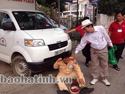 Từ chối kiểm tra, giám đốc doanh nghiệp tông CSGT! ảnh 1 Từ chối kiểm tra, giám đốc doanh nghiệp tông CSGT! ảnh 1