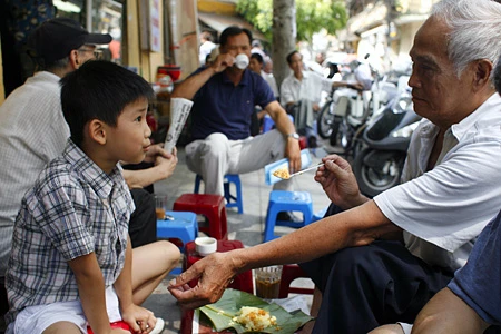 “Cà phê các cụ” trên hè phố cổ ảnh 8