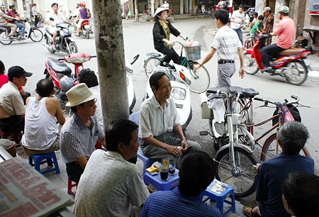 “Cà phê các cụ” trên hè phố cổ ảnh 12