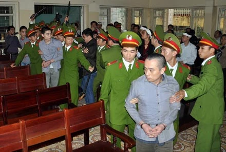 Trực tiếp phiên xử phúc thẩm sát thủ Lê Văn Luyện: Còn nhiều tình tiết khất tất chưa làm rõ ảnh 4 Trực tiếp phiên xử phúc thẩm sát thủ Lê Văn Luyện: Còn nhiều tình tiết khất tất chưa làm rõ ảnh 4