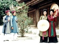Các liền anh, liền chị hát giao duyên. Ảnh: L.T.M Các liền anh, liền chị hát giao duyên. Ảnh: L.T.M