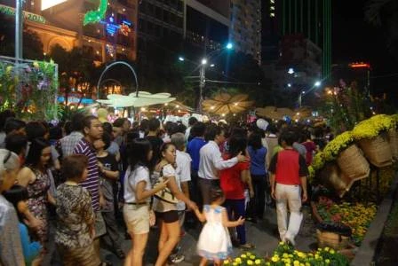 Đường hoa Nguyễn Huệ chật cứng người trong thời khắc giao thừa ảnh 4 Đường hoa Nguyễn Huệ chật cứng người trong thời khắc giao thừa ảnh 4