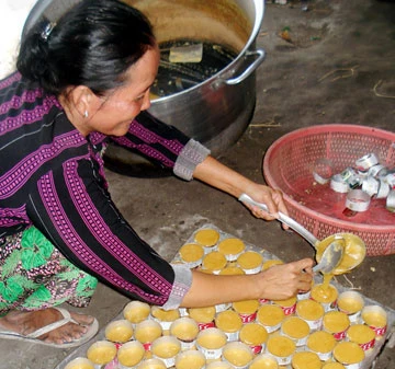 Nghề quét lá rừng ở Trà Sư ảnh 3 Nghề quét lá rừng ở Trà Sư ảnh 3