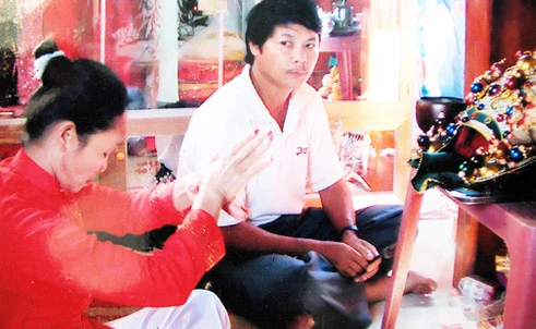 Người đàn bà được “thánh” nhập xác? ảnh 2 Người đàn bà được “thánh” nhập xác? ảnh 2