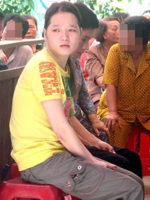 Những bóng hồng theo người tình vào tù ảnh 2 Những bóng hồng theo người tình vào tù ảnh 2