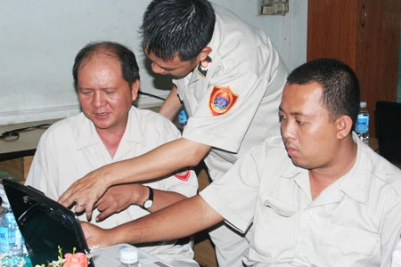 Các chuyên viên Thanh tra Sở Xây dựng đang tập trung với những câu hỏi của bạn đọc. Ảnh Thanh Nhã Các chuyên viên Thanh tra Sở Xây dựng đang tập trung với những câu hỏi của bạn đọc. Ảnh Thanh Nhã