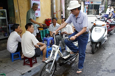 “Cà phê các cụ” trên hè phố cổ ảnh 4