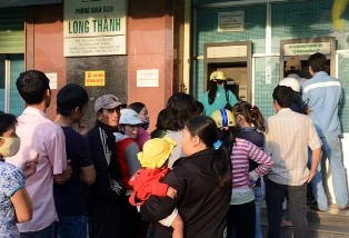 Phí “đè” chủ thẻ ATM ảnh 1 Phí “đè” chủ thẻ ATM ảnh 1