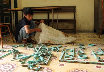 Hai trẻ lang thang bẻ trộm lan can sắt hồ Tây ảnh 1
