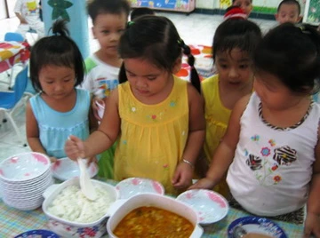 Khi bố mẹ làm thay việc của trẻ ảnh 2