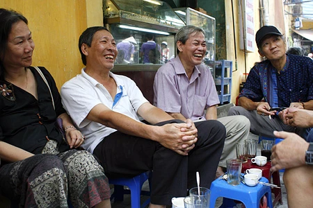“Cà phê các cụ” trên hè phố cổ ảnh 14