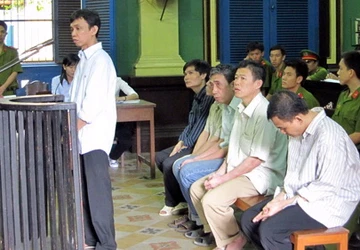 Xét xử nhóm người nước ngoài dàn cảnh trộm tiền ảnh 1 Xét xử nhóm người nước ngoài dàn cảnh trộm tiền ảnh 1