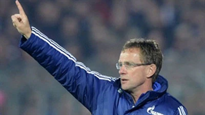 CĐV tấn công trọng tài, trận St Pauli-Schalke bị hoãn giữa chừng ảnh 1 CĐV tấn công trọng tài, trận St Pauli-Schalke bị hoãn giữa chừng ảnh 1