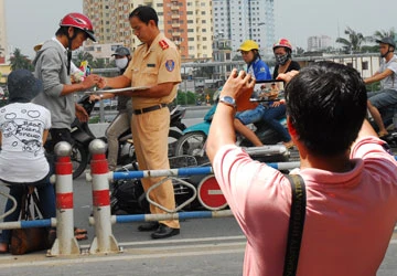 Yêu cầu ghi hình CSGT phải xin phép là trái luật ảnh 1 Yêu cầu ghi hình CSGT phải xin phép là trái luật ảnh 1