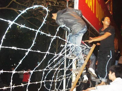 Lễ khai Ấn đền Trần: Hỗn loạn, hàng chục người ngất xỉu ảnh 9 Lễ khai Ấn đền Trần: Hỗn loạn, hàng chục người ngất xỉu ảnh 9