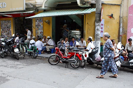 “Cà phê các cụ” trên hè phố cổ ảnh 13
