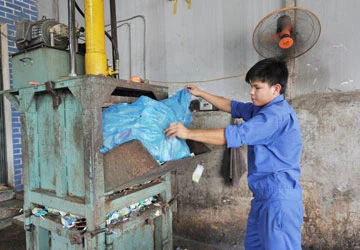 Thu gom vỏ hộp sữa là tích cực bảo vệ môi trường ảnh 1 Thu gom vỏ hộp sữa là tích cực bảo vệ môi trường ảnh 1