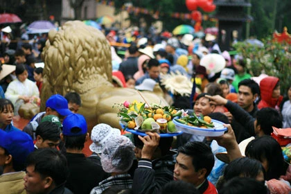 Lễ hội chùa Hương: Lại điệp khúc lấn chen, chặt chém ảnh 1 Lễ hội chùa Hương: Lại điệp khúc lấn chen, chặt chém ảnh 1