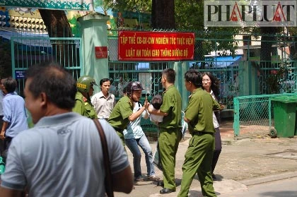 Chùm ảnh: Hiện trường vụ bắt cóc học sinh trường mầm non ảnh 16 Chùm ảnh: Hiện trường vụ bắt cóc học sinh trường mầm non ảnh 16