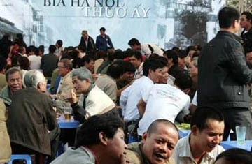 Phóng sự ảnh: Hoài niệm "bia hơi" Hà Nội ảnh 1 Phóng sự ảnh: Hoài niệm "bia hơi" Hà Nội ảnh 1