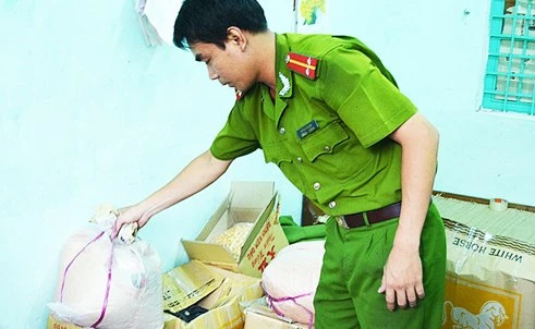 Cài 'điệp viên' để trộm hàng ảnh 1 Cài 'điệp viên' để trộm hàng ảnh 1