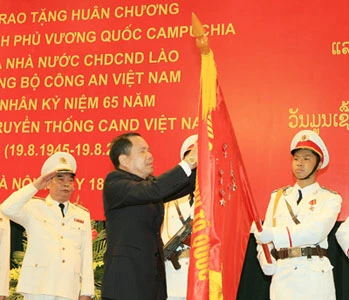 Bộ Công an đón nhận Huân chương cao quý của Campuchia và Lào ảnh 1