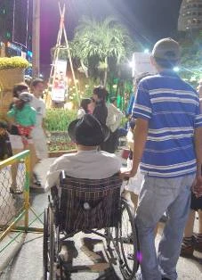 Đường hoa Nguyễn Huệ chật cứng người trong thời khắc giao thừa ảnh 9 Đường hoa Nguyễn Huệ chật cứng người trong thời khắc giao thừa ảnh 9