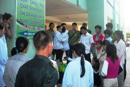 Bé gái chết sau thay băng, người nhà "quây" BV ảnh 1 Bé gái chết sau thay băng, người nhà "quây" BV ảnh 1