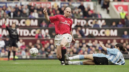 SỐC: Alex Ferguson yêu cầu học trò ăn vạ kiếm penalty ảnh 1