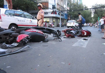 Điều tra vụ “xe điên” gây tai nạn liên hoàn ảnh 1 Điều tra vụ “xe điên” gây tai nạn liên hoàn ảnh 1