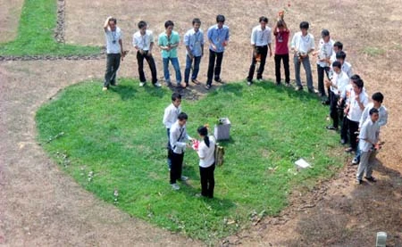 Màn tặng hoa 8/3 độc đáo của "ét vê" giao thông ảnh 5 Màn tặng hoa 8/3 độc đáo của "ét vê" giao thông ảnh 5
