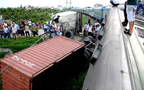 Tàu hỏa tông container, đường sắt Hà Nội - Hải Phòng bị cắt đứt ảnh 1