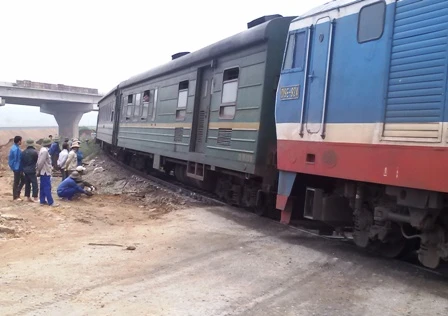 Tàu trật bánh, QL1A tắc nghẽn hàng chục km ảnh 1 Tàu trật bánh, QL1A tắc nghẽn hàng chục km ảnh 1