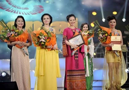 Mỹ nữ thắng tuyệt đối đêm chung kết xếp hạng Sao Mai 2013 ảnh 2
